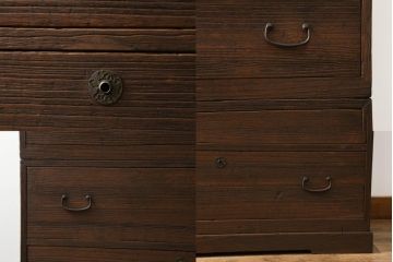 3段重ね桐箪笥をローチェストと2台のローボードにリメイク!上段の引き戸にはモールガラスをはめ込み、ヒノキ無垢材の天板と木製脚の取り付け。中下段は重ねて使えるローボードに。オーク系のステイン塗料と蜜蝋ワックス仕上げ。
