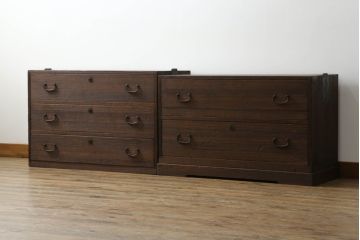 3段重ね桐箪笥をローチェストと2台のローボードにリメイク!上段の引き戸にはモールガラスをはめ込み、ヒノキ無垢材の天板と木製脚の取り付け。中下段は重ねて使えるローボードに。オーク系のステイン塗料と蜜蝋ワックス仕上げ。