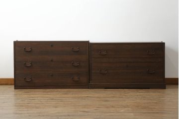 3段重ね桐箪笥をローチェストと2台のローボードにリメイク!上段の引き戸にはモールガラスをはめ込み、ヒノキ無垢材の天板と木製脚の取り付け。中下段は重ねて使えるローボードに。オーク系のステイン塗料と蜜蝋ワックス仕上げ。