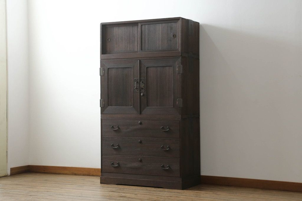 桐箪笥を綺麗に再生。高品質リペアを施し、上段引き戸の内棚引を撤去。チェス系に着色仕上げ。