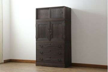 桐箪笥を綺麗に再生。高品質リペアを施し、上段引き戸の内棚引を撤去。チェス系に着色仕上げ。