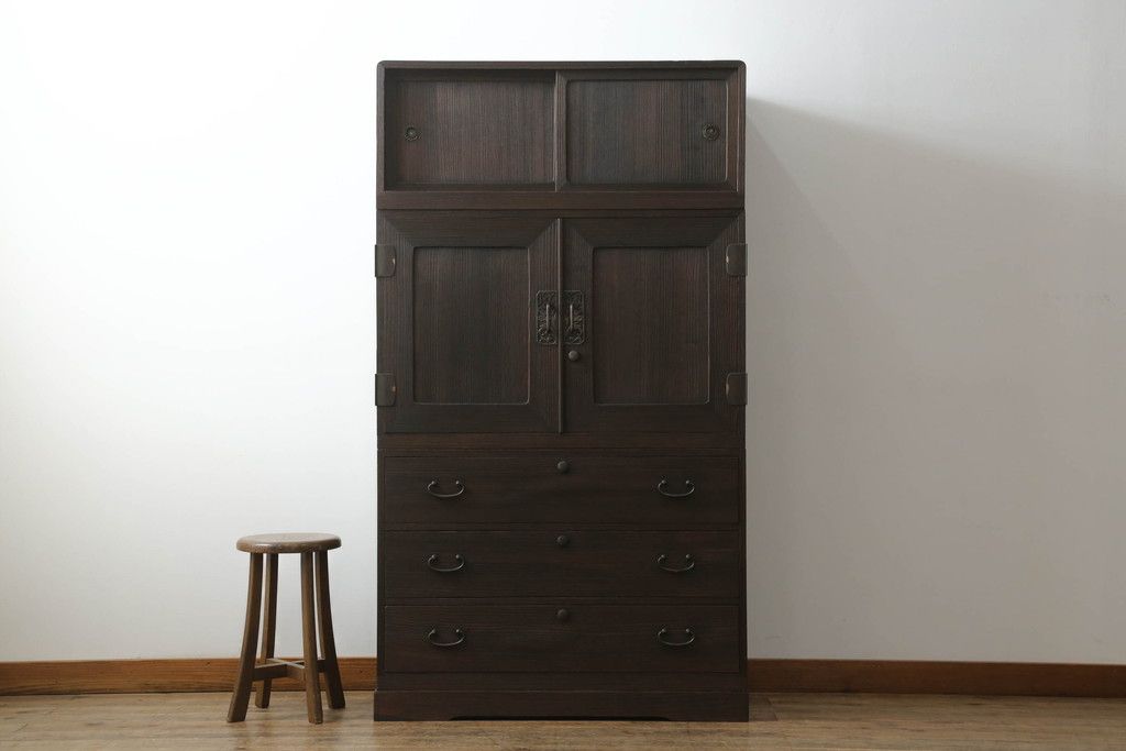 桐箪笥を綺麗に再生。高品質リペアを施し、上段引き戸の内棚引を撤去。チェス系に着色仕上げ。