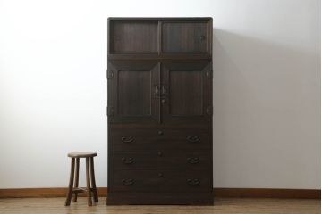 桐箪笥を綺麗に再生。高品質リペアを施し、上段引き戸の内棚引を撤去。チェス系に着色仕上げ。