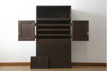 桐箪笥を綺麗に再生。高品質リペアを施し、上段引き戸の内棚引を撤去。チェス系に着色仕上げ。