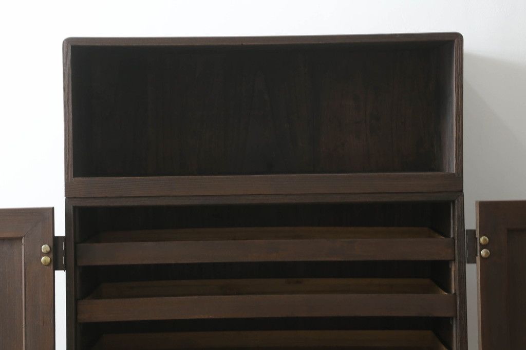 桐箪笥を綺麗に再生。高品質リペアを施し、上段引き戸の内棚引を撤去。チェス系に着色仕上げ。