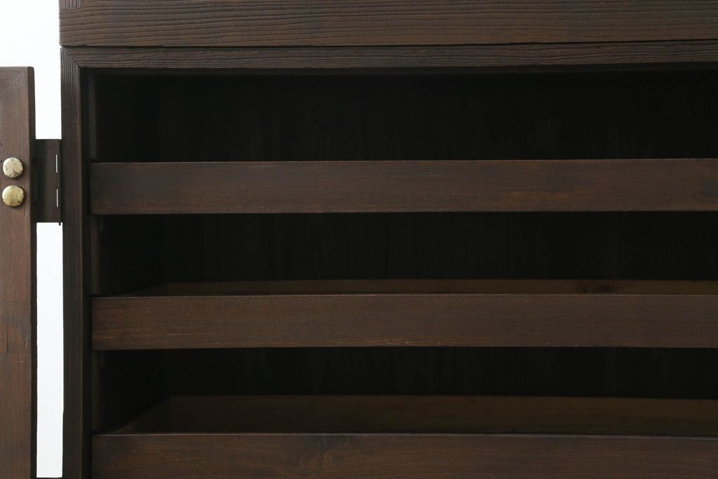 桐箪笥を綺麗に再生。高品質リペアを施し、上段引き戸の内棚引を撤去。チェス系に着色仕上げ。