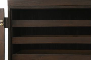 桐箪笥を綺麗に再生。高品質リペアを施し、上段引き戸の内棚引を撤去。チェス系に着色仕上げ。