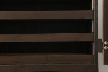 桐箪笥を綺麗に再生。高品質リペアを施し、上段引き戸の内棚引を撤去。チェス系に着色仕上げ。