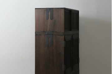 桐箪笥を綺麗に再生。高品質リペアを施し、上段引き戸の内棚引を撤去。チェス系に着色仕上げ。