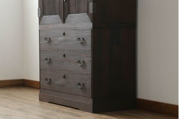 桐箪笥を綺麗に再生。高品質リペアを施し、上段引き戸の内棚引を撤去。チェス系に着色仕上げ。