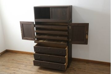 桐箪笥を綺麗に再生。高品質リペアを施し、上段引き戸の内棚引を撤去。チェス系に着色仕上げ。