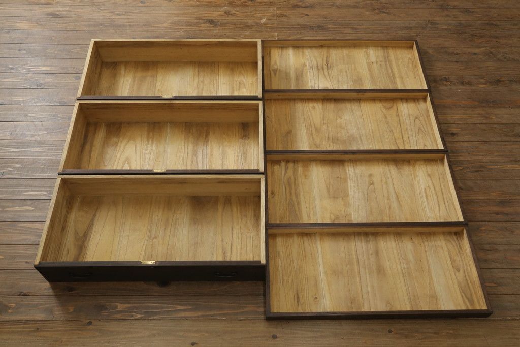 桐箪笥を綺麗に再生。高品質リペアを施し、上段引き戸の内棚引を撤去。チェス系に着色仕上げ。