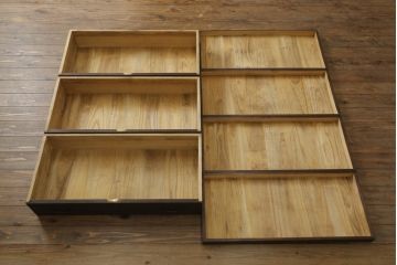 桐箪笥を綺麗に再生。高品質リペアを施し、上段引き戸の内棚引を撤去。チェス系に着色仕上げ。