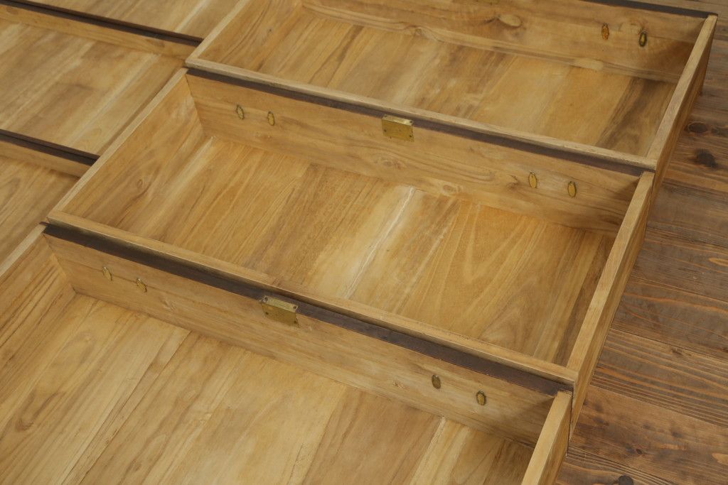 桐箪笥を綺麗に再生。高品質リペアを施し、上段引き戸の内棚引を撤去。チェス系に着色仕上げ。