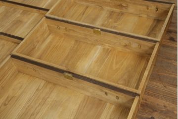 桐箪笥を綺麗に再生。高品質リペアを施し、上段引き戸の内棚引を撤去。チェス系に着色仕上げ。