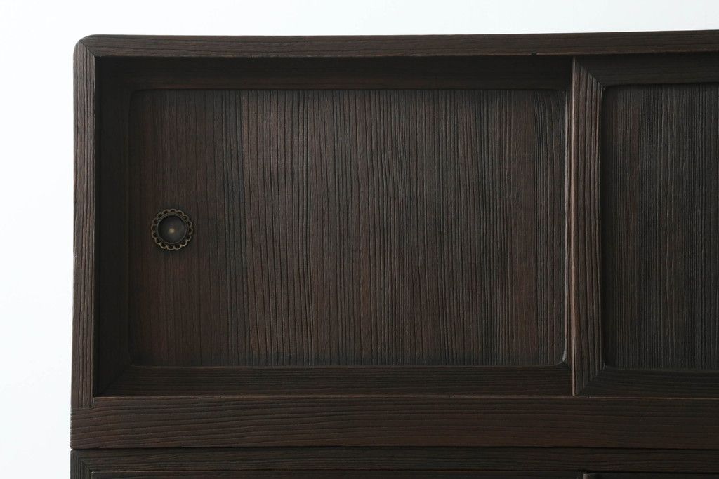 桐箪笥を綺麗に再生。高品質リペアを施し、上段引き戸の内棚引を撤去。チェス系に着色仕上げ。