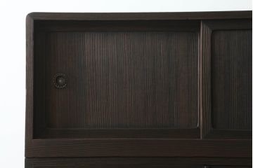 桐箪笥を綺麗に再生。高品質リペアを施し、上段引き戸の内棚引を撤去。チェス系に着色仕上げ。