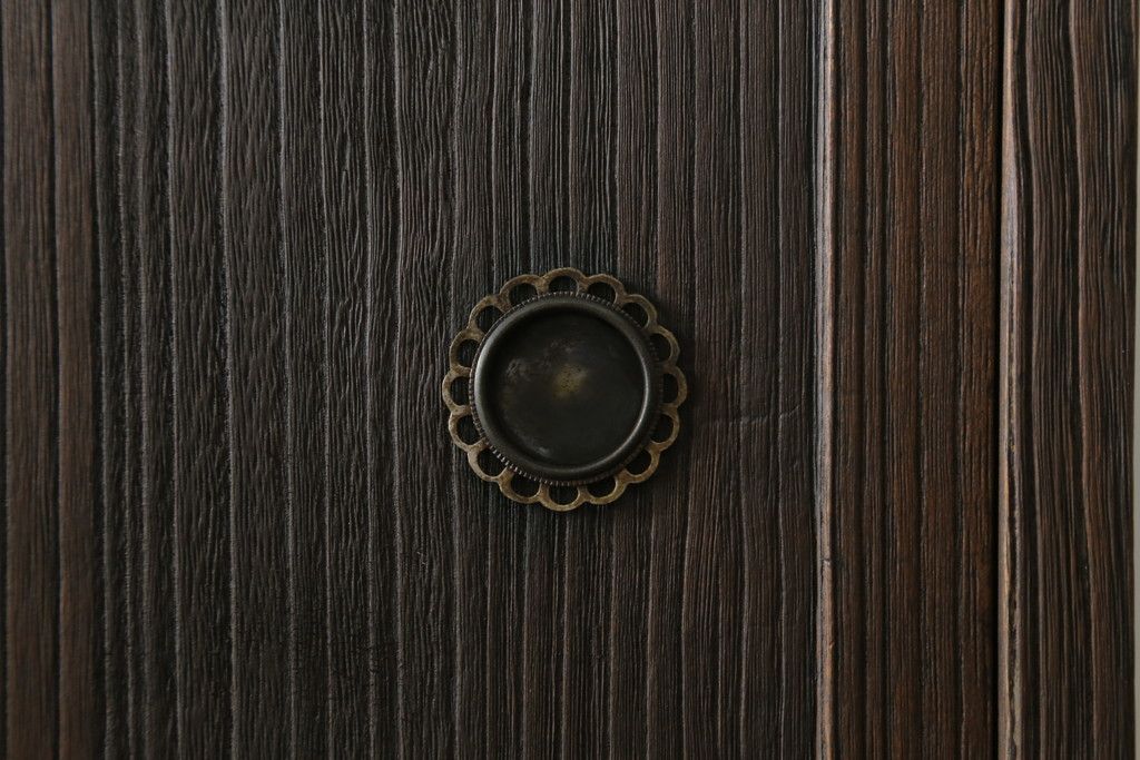 桐箪笥を綺麗に再生。高品質リペアを施し、上段引き戸の内棚引を撤去。チェス系に着色仕上げ。