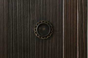 桐箪笥を綺麗に再生。高品質リペアを施し、上段引き戸の内棚引を撤去。チェス系に着色仕上げ。