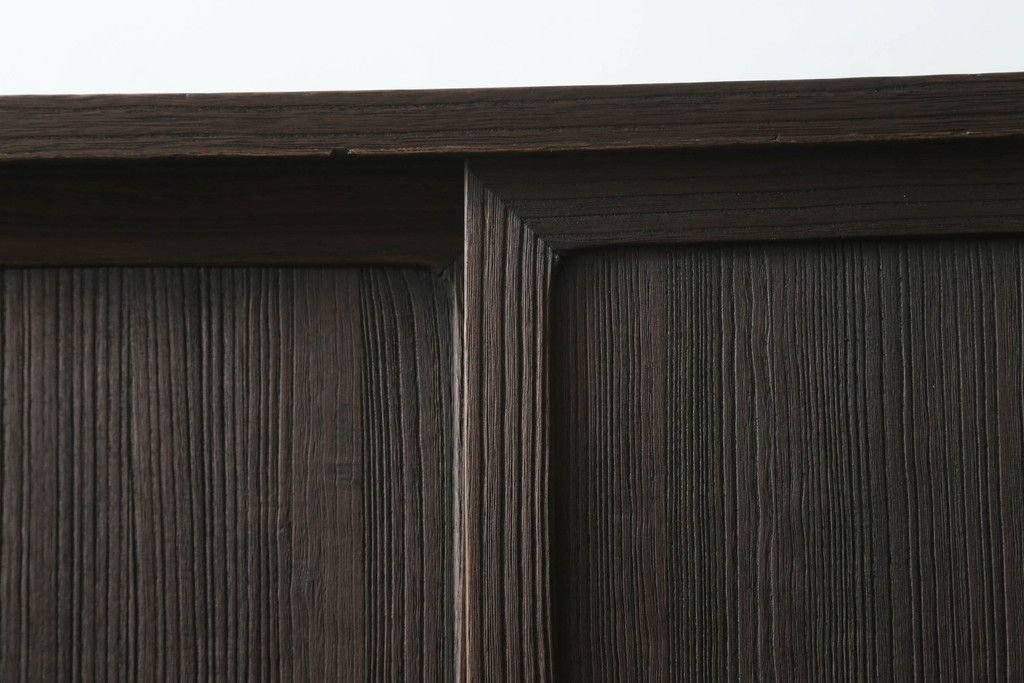 桐箪笥を綺麗に再生。高品質リペアを施し、上段引き戸の内棚引を撤去。チェス系に着色仕上げ。