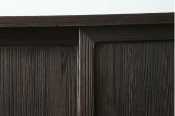 桐箪笥を綺麗に再生。高品質リペアを施し、上段引き戸の内棚引を撤去。チェス系に着色仕上げ。