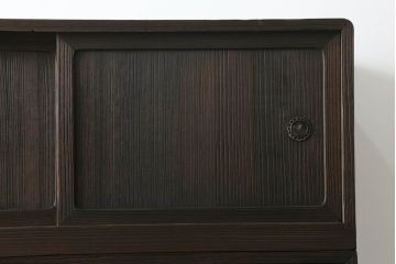 桐箪笥を綺麗に再生。高品質リペアを施し、上段引き戸の内棚引を撤去。チェス系に着色仕上げ。