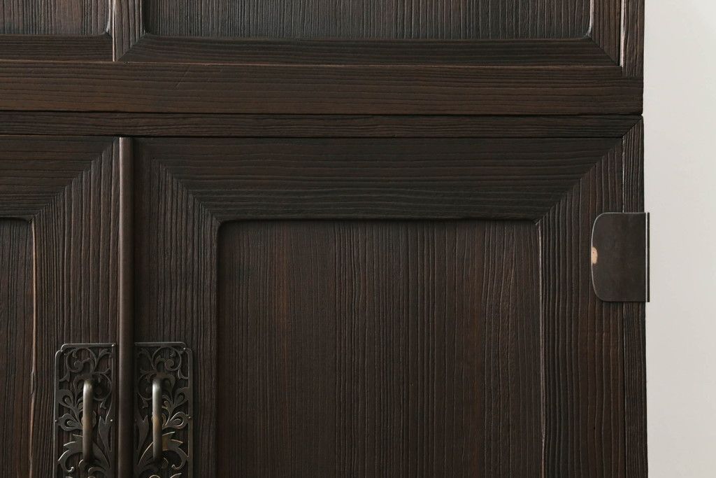 桐箪笥を綺麗に再生。高品質リペアを施し、上段引き戸の内棚引を撤去。チェス系に着色仕上げ。