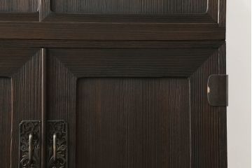 桐箪笥を綺麗に再生。高品質リペアを施し、上段引き戸の内棚引を撤去。チェス系に着色仕上げ。