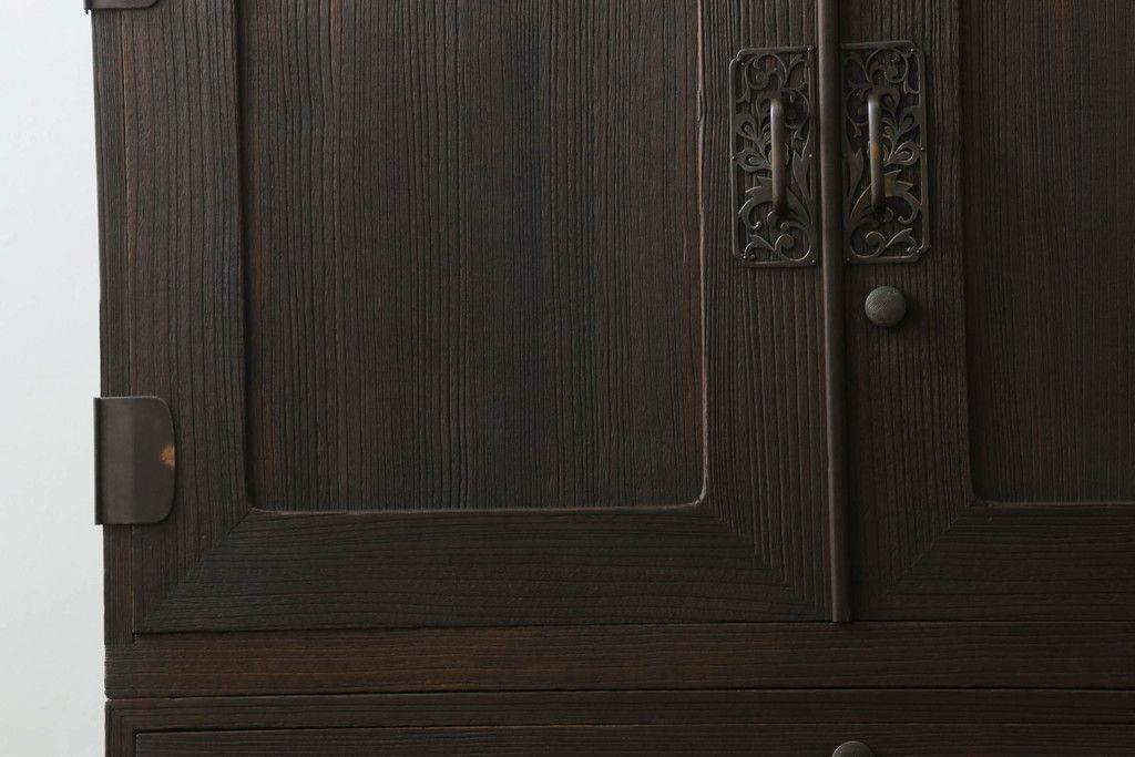 桐箪笥を綺麗に再生。高品質リペアを施し、上段引き戸の内棚引を撤去。チェス系に着色仕上げ。