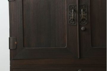 桐箪笥を綺麗に再生。高品質リペアを施し、上段引き戸の内棚引を撤去。チェス系に着色仕上げ。