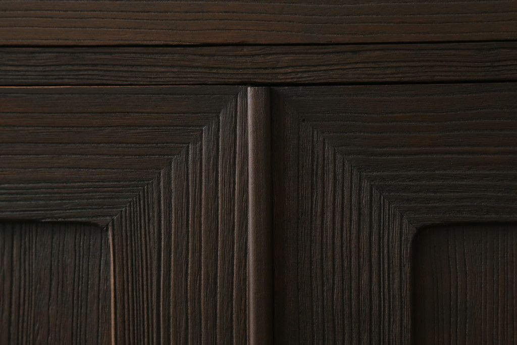 桐箪笥を綺麗に再生。高品質リペアを施し、上段引き戸の内棚引を撤去。チェス系に着色仕上げ。