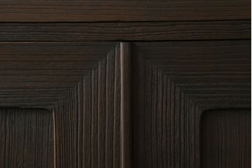 桐箪笥を綺麗に再生。高品質リペアを施し、上段引き戸の内棚引を撤去。チェス系に着色仕上げ。