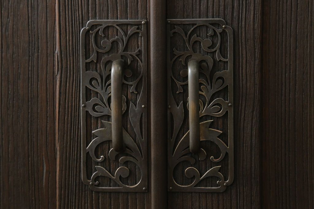 桐箪笥を綺麗に再生。高品質リペアを施し、上段引き戸の内棚引を撤去。チェス系に着色仕上げ。