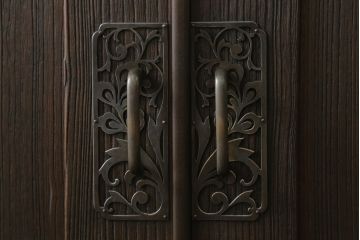 桐箪笥を綺麗に再生。高品質リペアを施し、上段引き戸の内棚引を撤去。チェス系に着色仕上げ。