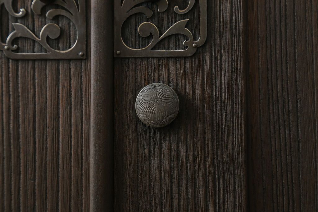 桐箪笥を綺麗に再生。高品質リペアを施し、上段引き戸の内棚引を撤去。チェス系に着色仕上げ。