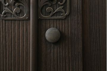 桐箪笥を綺麗に再生。高品質リペアを施し、上段引き戸の内棚引を撤去。チェス系に着色仕上げ。