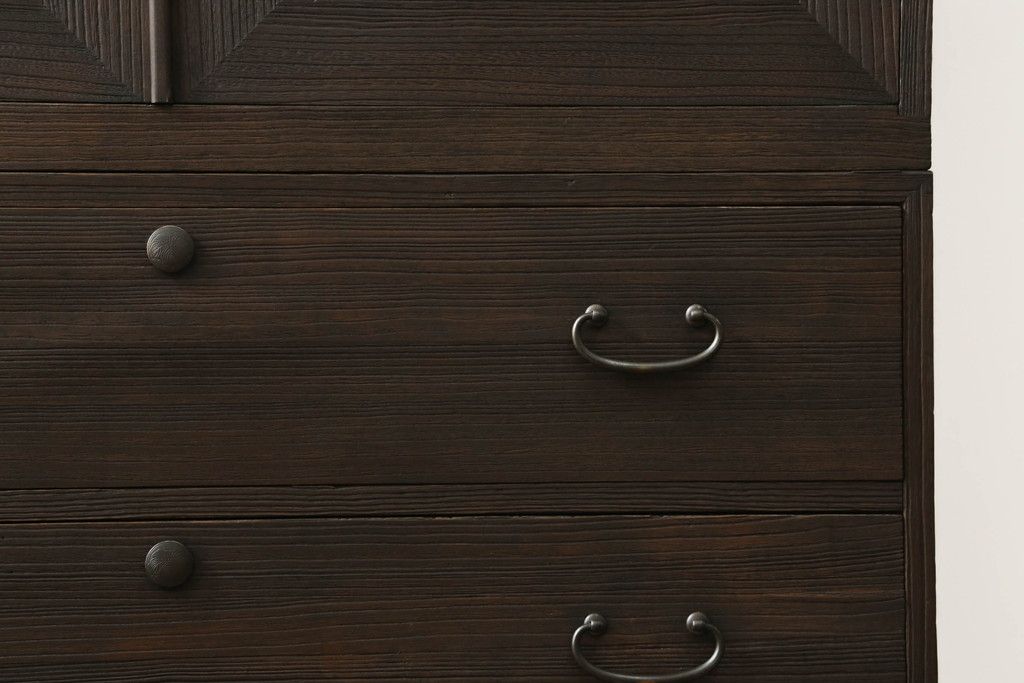 桐箪笥を綺麗に再生。高品質リペアを施し、上段引き戸の内棚引を撤去。チェス系に着色仕上げ。