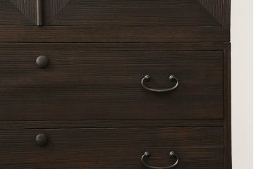 桐箪笥を綺麗に再生。高品質リペアを施し、上段引き戸の内棚引を撤去。チェス系に着色仕上げ。