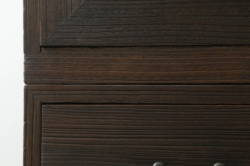 桐箪笥を綺麗に再生。高品質リペアを施し、上段引き戸の内棚引を撤去。チェス系に着色仕上げ。