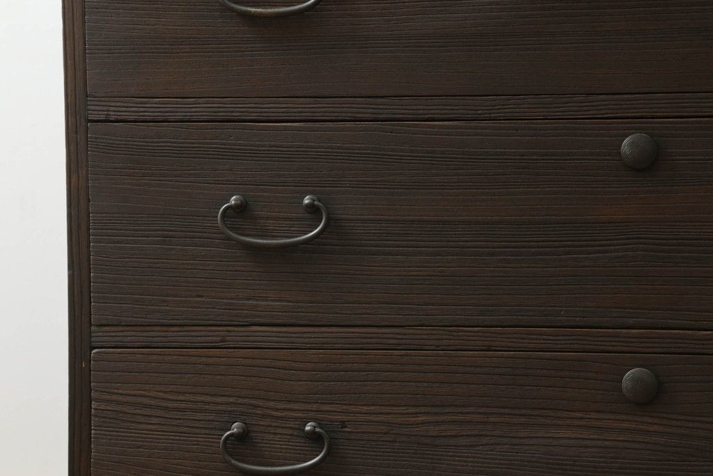 桐箪笥を綺麗に再生。高品質リペアを施し、上段引き戸の内棚引を撤去。チェス系に着色仕上げ。