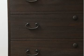 桐箪笥を綺麗に再生。高品質リペアを施し、上段引き戸の内棚引を撤去。チェス系に着色仕上げ。