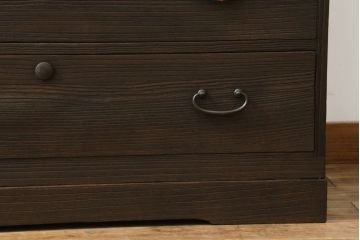 桐箪笥を綺麗に再生。高品質リペアを施し、上段引き戸の内棚引を撤去。チェス系に着色仕上げ。