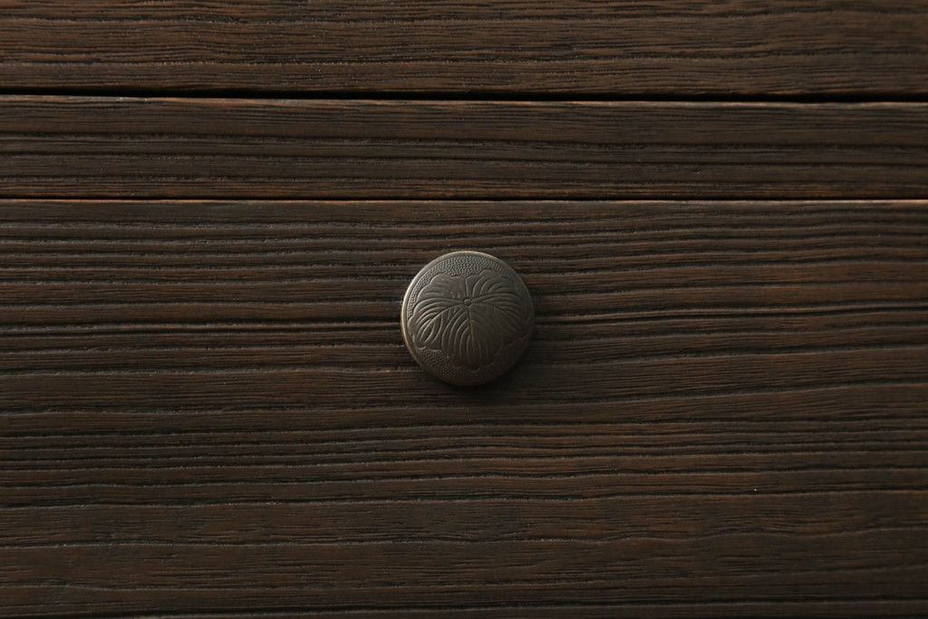 桐箪笥を綺麗に再生。高品質リペアを施し、上段引き戸の内棚引を撤去。チェス系に着色仕上げ。