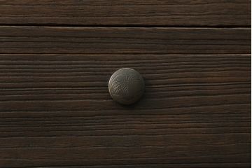 桐箪笥を綺麗に再生。高品質リペアを施し、上段引き戸の内棚引を撤去。チェス系に着色仕上げ。