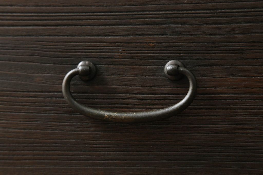 桐箪笥を綺麗に再生。高品質リペアを施し、上段引き戸の内棚引を撤去。チェス系に着色仕上げ。