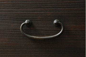 桐箪笥を綺麗に再生。高品質リペアを施し、上段引き戸の内棚引を撤去。チェス系に着色仕上げ。