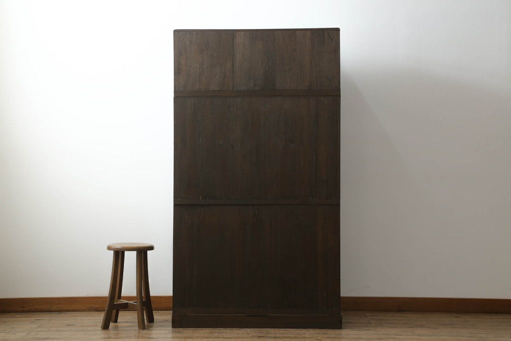 桐箪笥を綺麗に再生。高品質リペアを施し、上段引き戸の内棚引を撤去。チェス系に着色仕上げ。