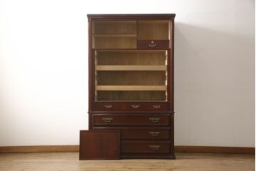 婚礼箪笥を小さくリメイク!高さと幅をリサイズし、観音扉の取り外しでより使いやすく。色ムラを綺麗にして仕上げ。