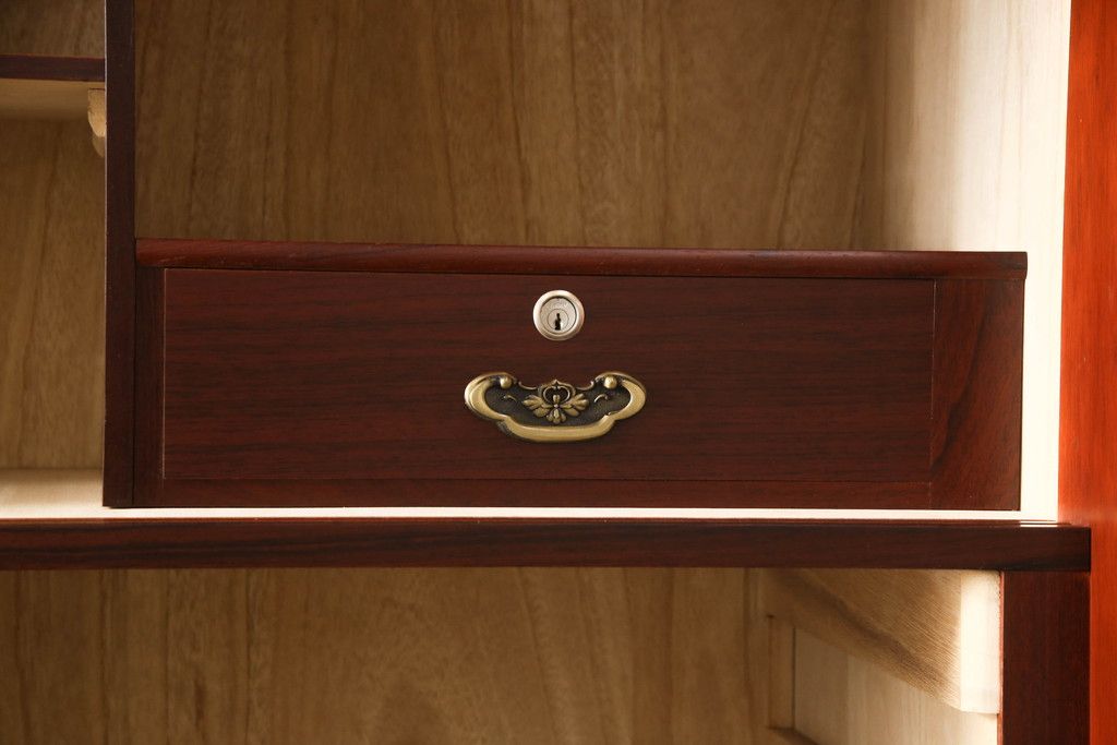 婚礼箪笥を小さくリメイク!高さと幅をリサイズし、観音扉の取り外しでより使いやすく。色ムラを綺麗にして仕上げ。