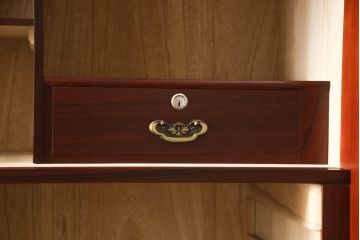 婚礼箪笥を小さくリメイク!高さと幅をリサイズし、観音扉の取り外しでより使いやすく。色ムラを綺麗にして仕上げ。